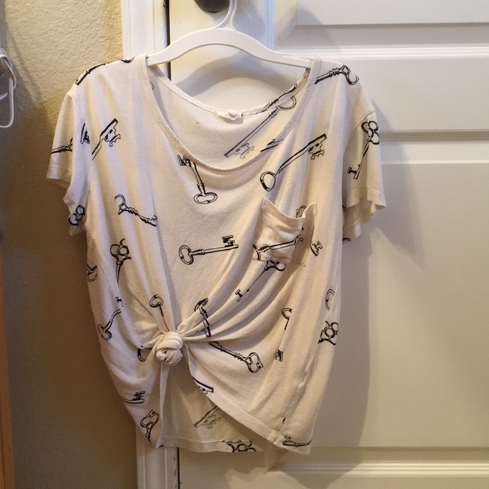white lose shirt